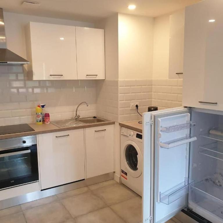 Grand Appartement, 2 ou 3 ou 4 pieces, tramway sur place, proche gare sncf St Augustin 900 metre , aéroport 1200 metre, plage ou Allianz riviera 10 min, palais nikaia 2 min , supermarché sur place, parking possible si disponible ou payant à 1000 metre - Apartamento de 2 dormitorios - 15