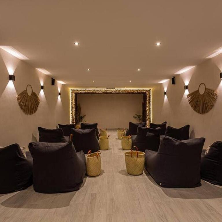 Cozy Apartament with a king size bed - Apartment with Pool View - 24