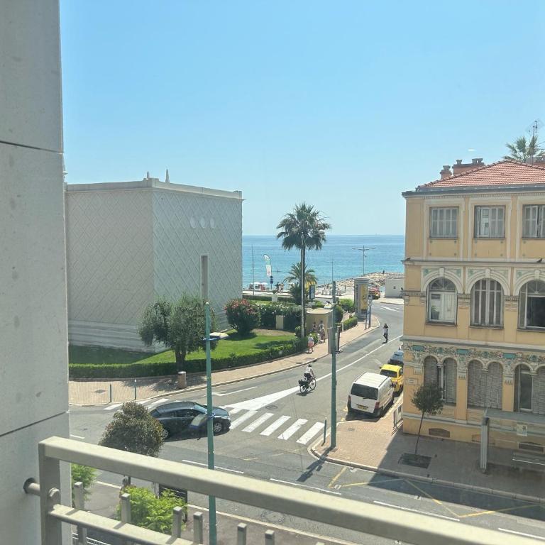 Appartement Neuf et Équipé À Deux Pas de la Mer et Face au Casino en Plein Centre - Apartment mit 1 Schlafzimmer - 1