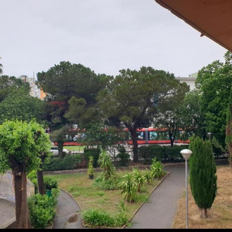 Grand Appartement, 2 ou 3 ou 4 pieces, tramway sur place, proche gare sncf St Augustin 900 metre , aéroport 1200 metre, plage ou Allianz riviera 10 min, palais nikaia 2 min , supermarché sur place, parking possible si disponible ou payant à 1000 metre - Apartamento de 2 dormitorios - 13
