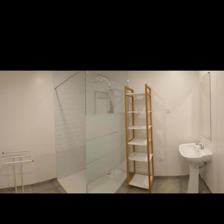 Grand Appartement, 2 ou 3 ou 4 pieces, tramway sur place, proche gare sncf St Augustin 900 metre , aéroport 1200 metre, plage ou Allianz riviera 10 min, palais nikaia 2 min , supermarché sur place, parking possible si disponible ou payant à 1000 metre - Apartamento de 2 dormitorios - 14