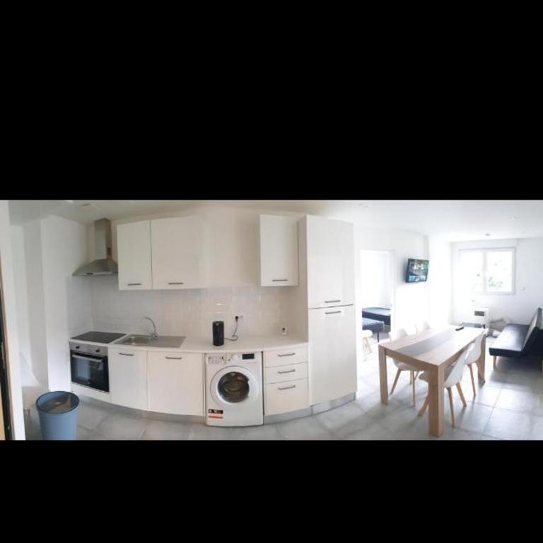 Grand Appartement, 2 ou 3 ou 4 pieces, tramway sur place, proche gare sncf St Augustin 900 metre , aéroport 1200 metre, plage ou Allianz riviera 10 min, palais nikaia 2 min , supermarché sur place, parking possible si disponible ou payant à 1000 metre - Apartamento - 2