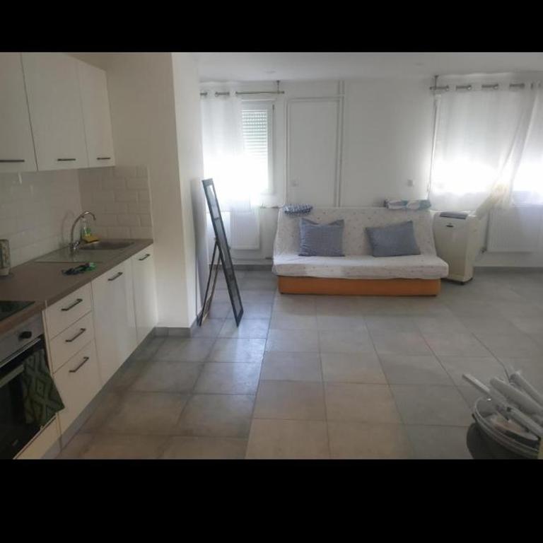Grand Appartement, 2 ou 3 ou 4 pieces, tramway sur place, proche gare sncf St Augustin 900 metre , aéroport 1200 metre, plage ou Allianz riviera 10 min, palais nikaia 2 min , supermarché sur place, parking possible si disponible ou payant à 1000 metre - Apartamento - 2