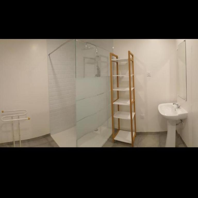 Grand Appartement, 2 ou 3 ou 4 pieces, tramway sur place, proche gare sncf St Augustin 900 metre , aéroport 1200 metre, plage ou Allianz riviera 10 min, palais nikaia 2 min , supermarché sur place, parking possible si disponible ou payant à 1000 metre - Apartamento de 2 dormitorios - 10