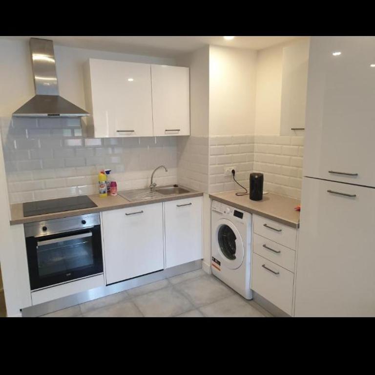 Grand Appartement, 2 ou 3 ou 4 pieces, tramway sur place, proche gare sncf St Augustin 900 metre , aéroport 1200 metre, plage ou Allianz riviera 10 min, palais nikaia 2 min , supermarché sur place, parking possible si disponible ou payant à 1000 metre - Apartamento de 2 dormitorios - 4
