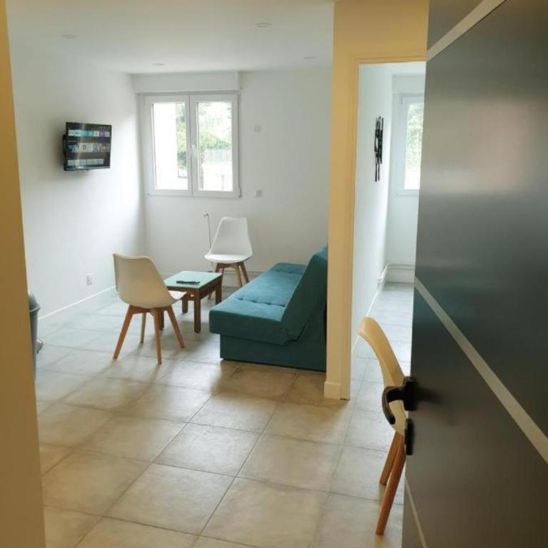 Grand Appartement, 2 ou 3 ou 4 pieces, tramway sur place, proche gare sncf St Augustin 900 metre , aéroport 1200 metre, plage ou Allianz riviera 10 min, palais nikaia 2 min , supermarché sur place, parking possible si disponible ou payant à 1000 metre - Apartamento - 3
