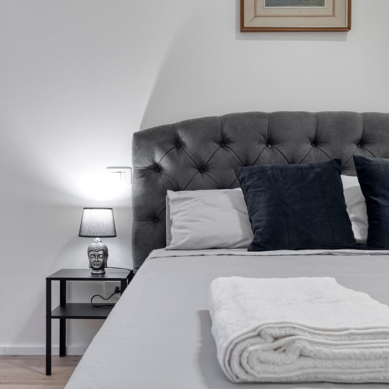 Carbonara Palace 2 - Luxury Comfort under Medieval Towers - Two-Bedroom Apartment - 1