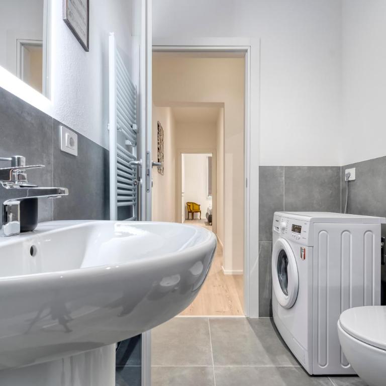 Carbonara Palace 2 - Luxury Comfort under Medieval Towers - Two-Bedroom Apartment - 4