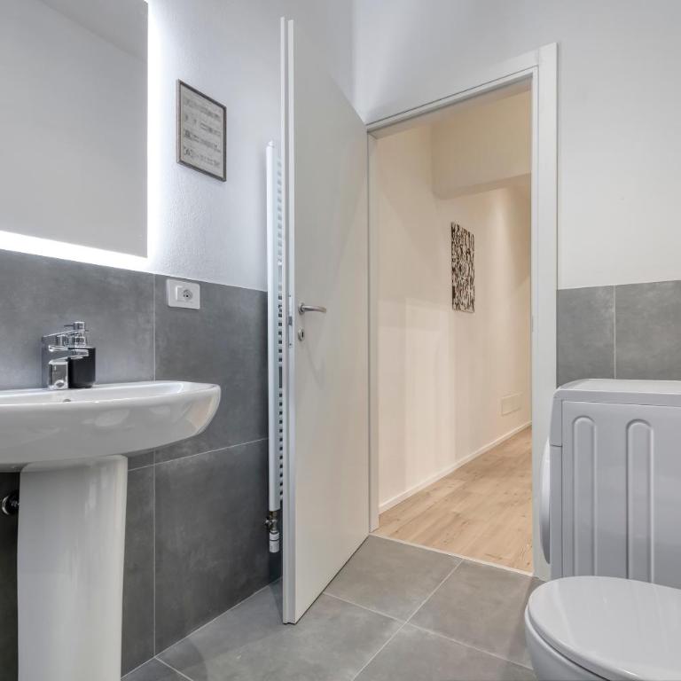 Carbonara Palace 2 - Luxury Comfort under Medieval Towers - Two-Bedroom Apartment - 23
