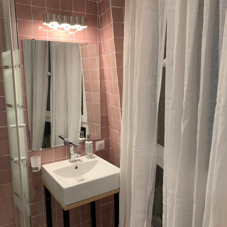 Le Marais - Steps from Place des Vosges Aldaro - One-Bedroom Apartment - 12