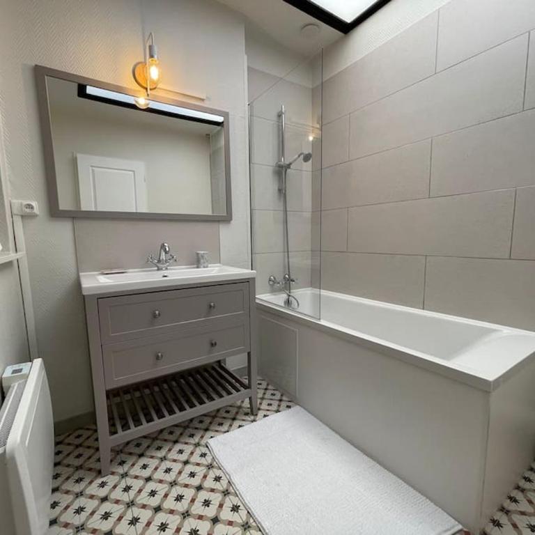 Grand appartement de charme-Calais Nord-Cour-Plage - Two-Bedroom Apartment - 17