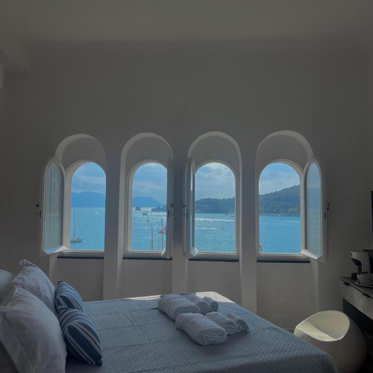 Le Finestre Veneris - Deluxe Double Room with Balcony and Sea View - 1
