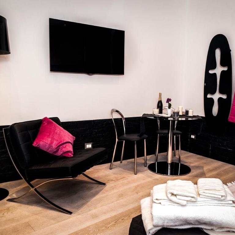 Two Chic Guesthouse - Deluxe Room - 13