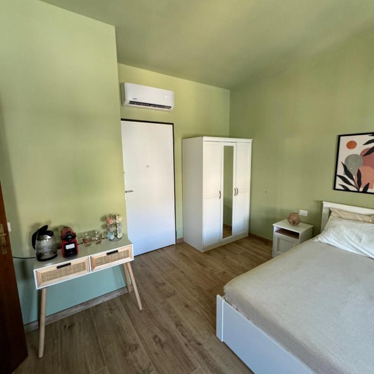 The Green Room - Double Room with Private Bathroom - 3