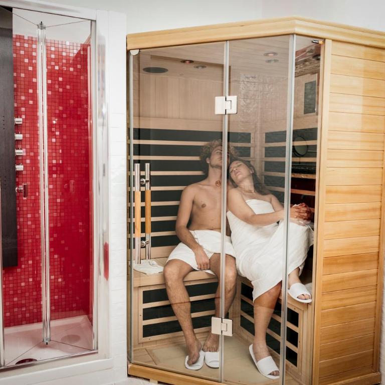 Two Chic Guesthouse - Deluxe Triple Room - 7