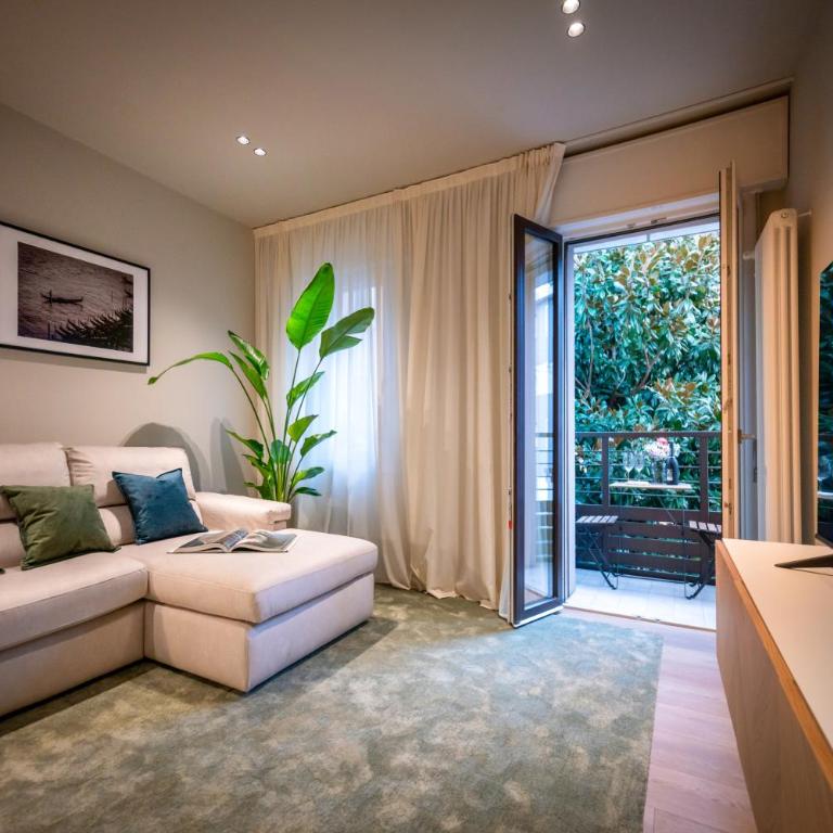 Moon 2BR Apt Modern Comfort Near Venice - Two-Bedroom Apartment - 1