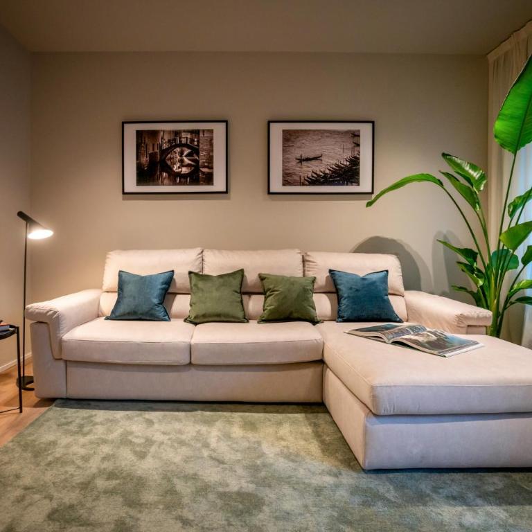 Moon 2BR Apt Modern Comfort Near Venice - Two-Bedroom Apartment - 6