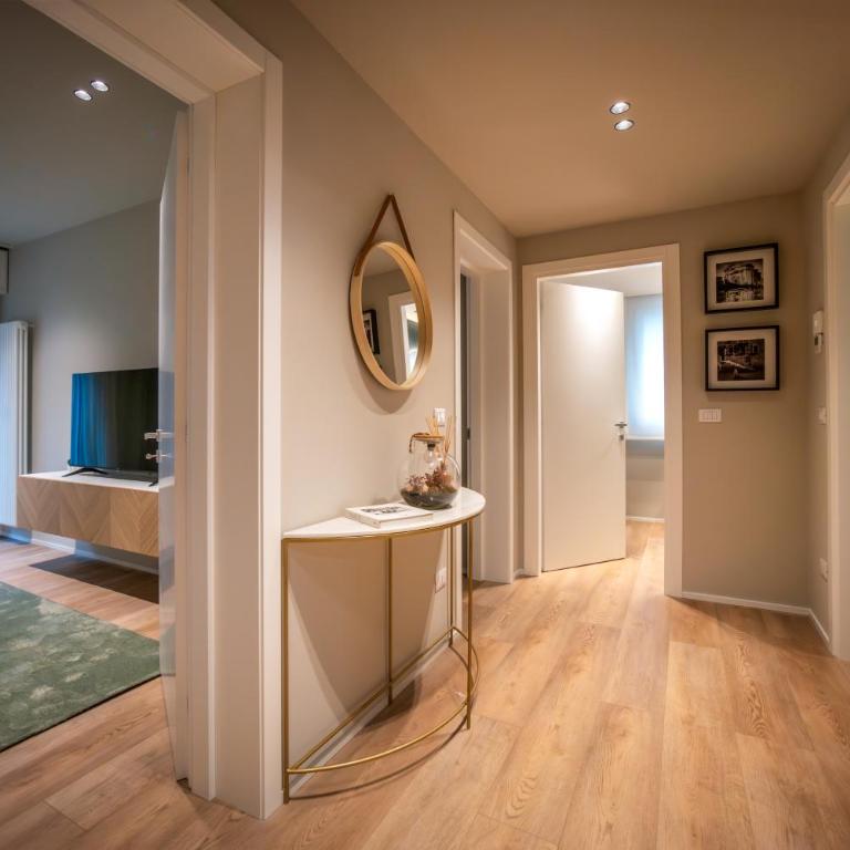 Moon 2BR Apt Modern Comfort Near Venice - Two-Bedroom Apartment - 8