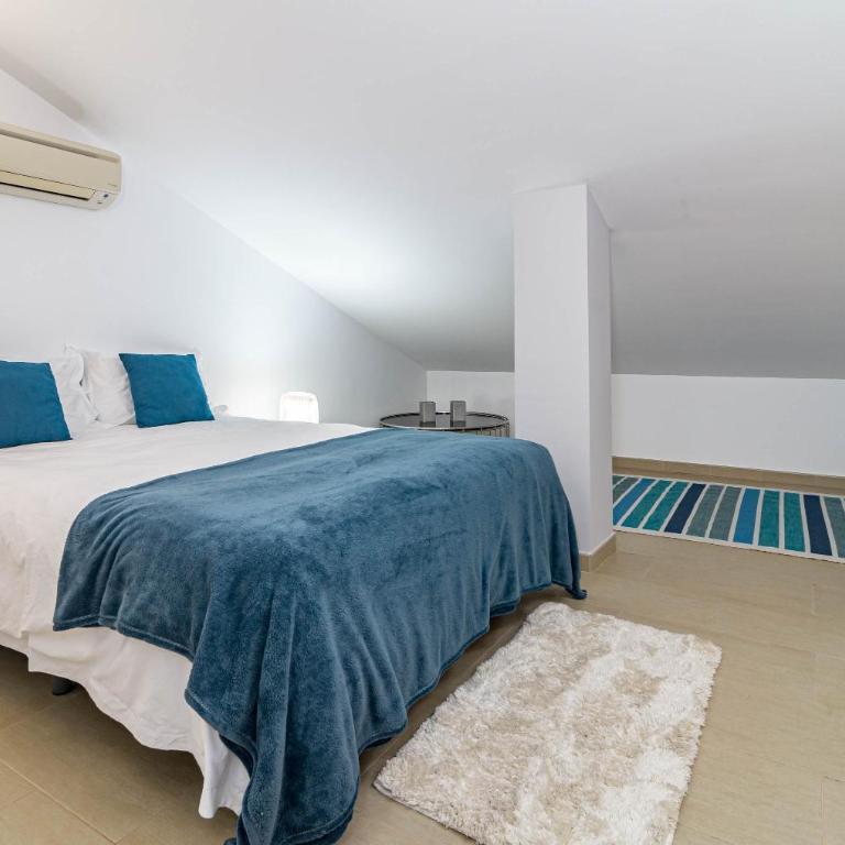 Luxury 3 bed Duplex Penthouse, 3 mins walk to the beach - Three-Bedroom Apartment - 24