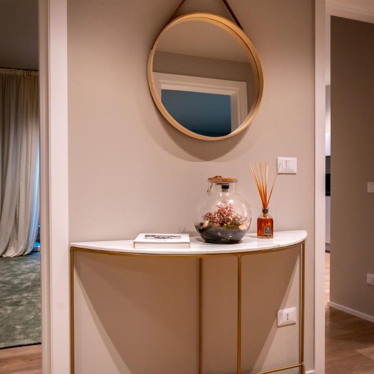 Moon 2BR Apt Modern Comfort Near Venice - Two-Bedroom Apartment - 9