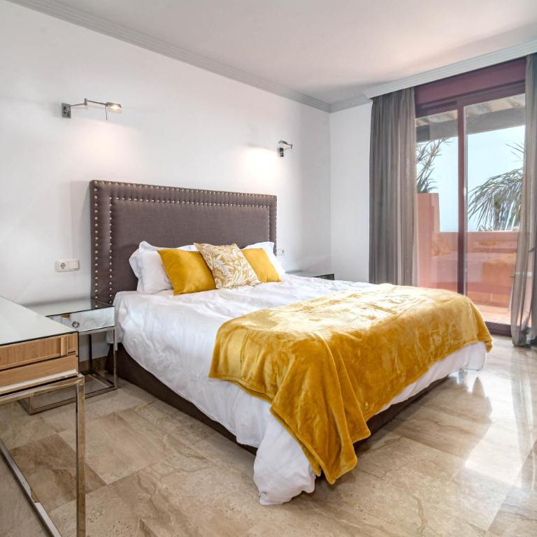 Luxury 3 bed Duplex Penthouse, 3 mins walk to the beach - Three-Bedroom Apartment - 23
