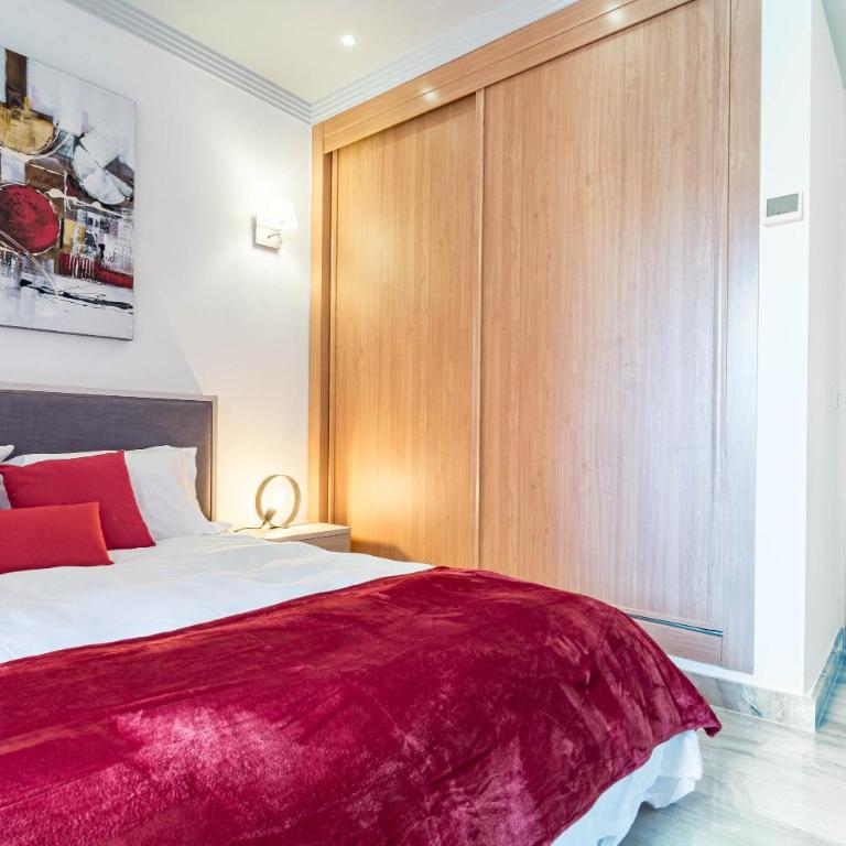 Luxury 3 bed Duplex Penthouse, 3 mins walk to the beach - Three-Bedroom Apartment - 28