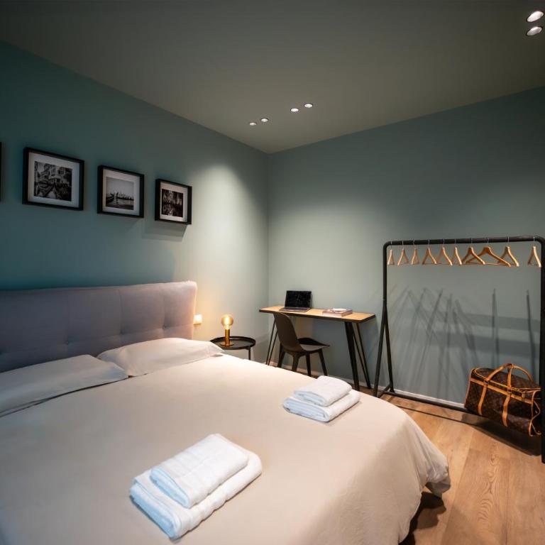 Moon 2BR Apt Modern Comfort Near Venice - Two-Bedroom Apartment - 15