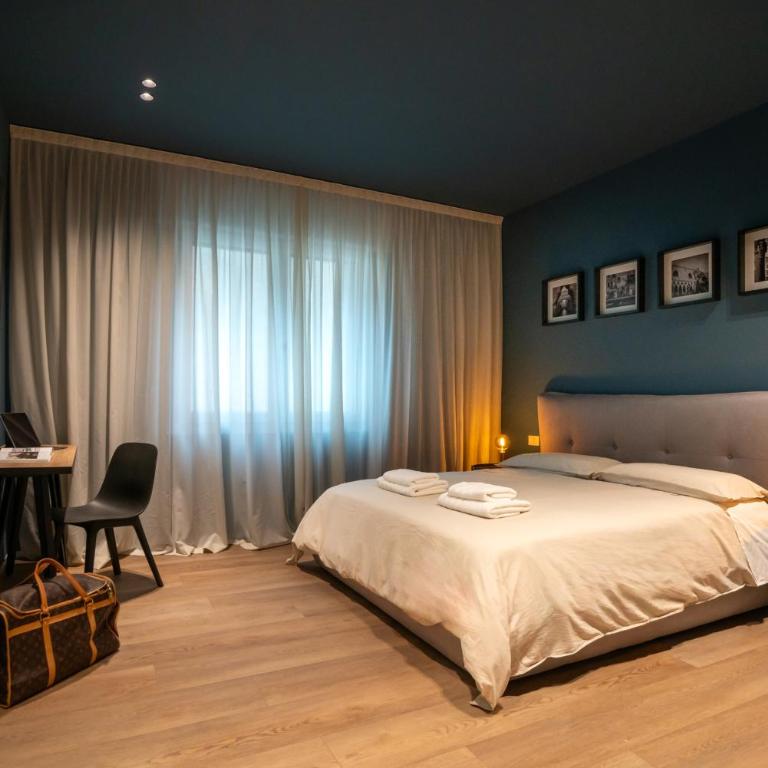 Moon 2BR Apt Modern Comfort Near Venice - Two-Bedroom Apartment - 11