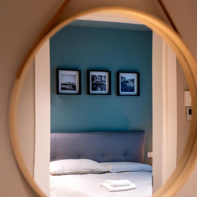 Moon 2BR Apt Modern Comfort Near Venice - Two-Bedroom Apartment - 10