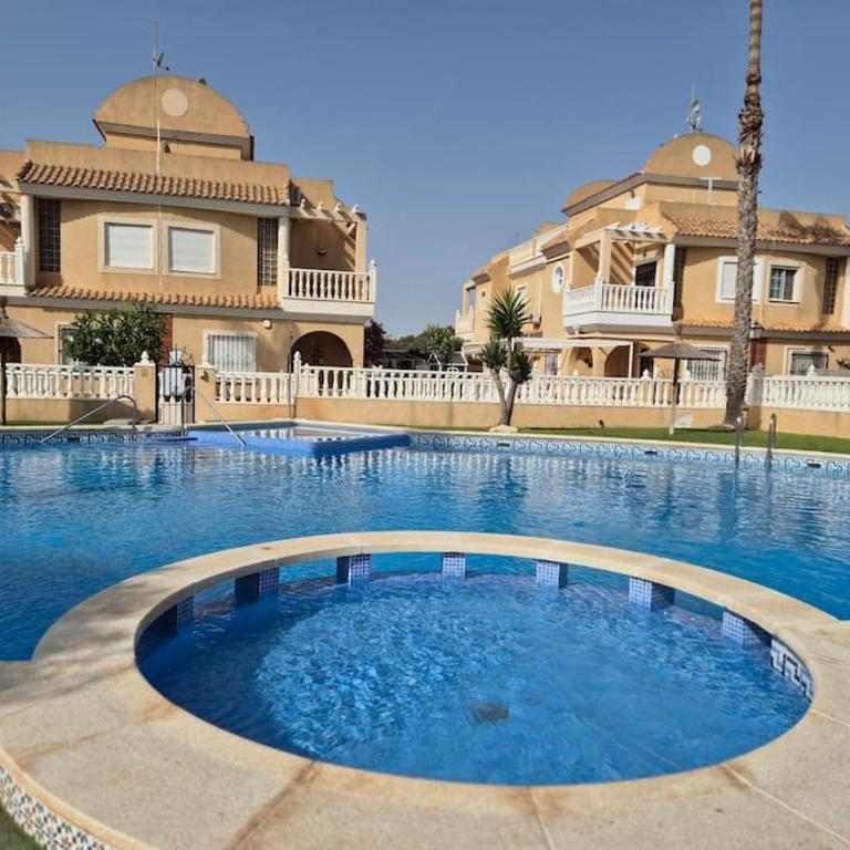 Holiday home in Costa Blanca - 3 bedroom house with pool sleeps 8, close to beach - Casa de 3 dormitorios - 1