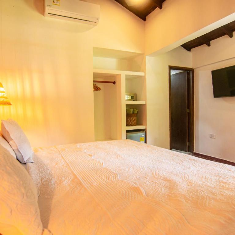 Portales del Tayrona Garden Hotel - Habitación con cama extragrande y balcón - 3