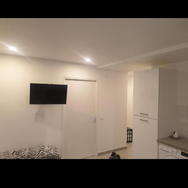 Grand Appartement, 2 ou 3 ou 4 pieces, tramway sur place, proche gare sncf St Augustin 900 metre , aéroport 1200 metre, plage ou Allianz riviera 10 min, palais nikaia 2 min , supermarché sur place, parking possible si disponible ou payant à 1000 metre - Apartamento - 17