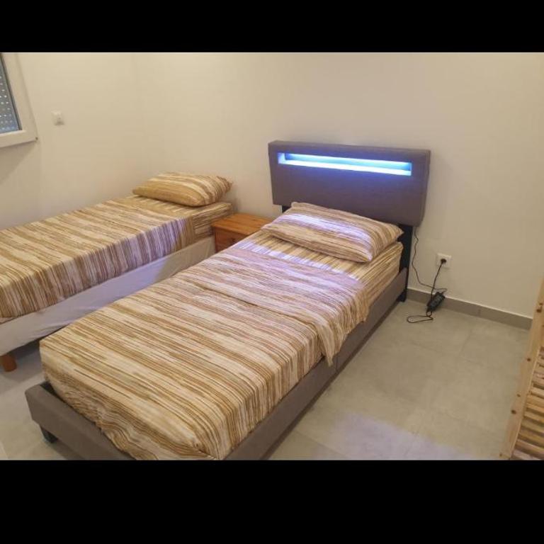 Grand Appartement, 2 ou 3 ou 4 pieces, tramway sur place, proche gare sncf St Augustin 900 metre , aéroport 1200 metre, plage ou Allianz riviera 10 min, palais nikaia 2 min , supermarché sur place, parking possible si disponible ou payant à 1000 metre - Apartamento - 8