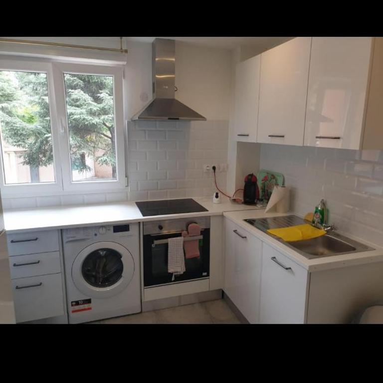 Grand Appartement, 2 ou 3 ou 4 pieces, tramway sur place, proche gare sncf St Augustin 900 metre , aéroport 1200 metre, plage ou Allianz riviera 10 min, palais nikaia 2 min , supermarché sur place, parking possible si disponible ou payant à 1000 metre - Apartamento - 3