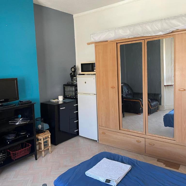 Grande chambre - fumeur - Chambre Double ou Lits Jumeaux - 7