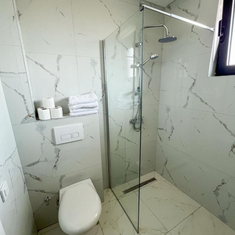 Suri Apartments - Two-Bedroom Deluxe Apartment with Balcony - 3