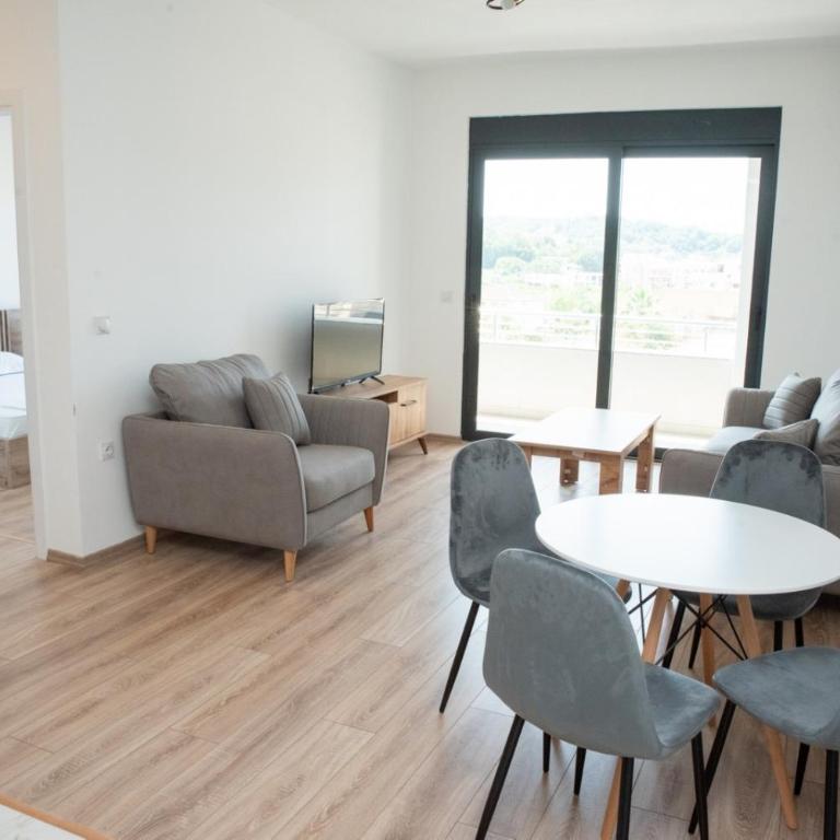 Suri Apartments - Two-Bedroom Deluxe Apartment with Balcony - 7