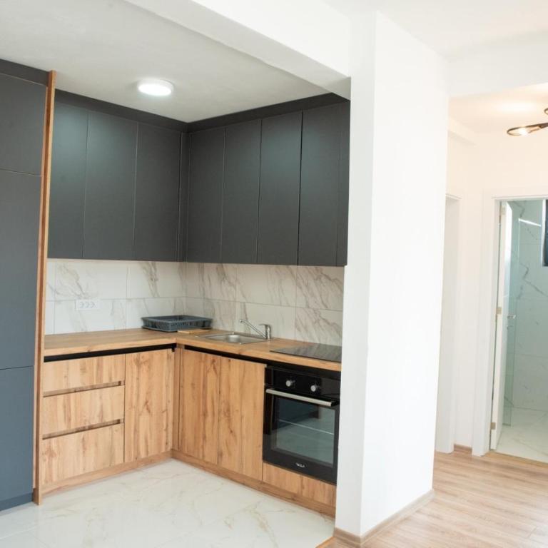 Suri Apartments - Two-Bedroom Deluxe Apartment with Balcony - 9