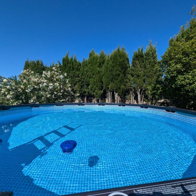 Calme mais proche toutes activités, F3 avec parking, jardin, piscine, wifi, clim dans propriété privée - Appartement 2 Chambres avec Piscine Privée - 1