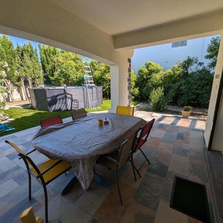 Calme mais proche toutes activités, F3 avec parking, jardin, piscine, wifi, clim dans propriété privée - Appartement 2 Chambres avec Piscine Privée - 7