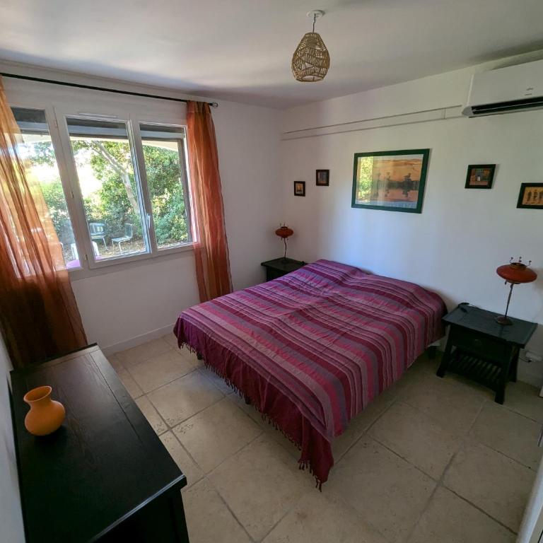 Calme mais proche toutes activités, F3 avec parking, jardin, piscine, wifi, clim dans propriété privée - Appartement 2 Chambres avec Piscine Privée - 8