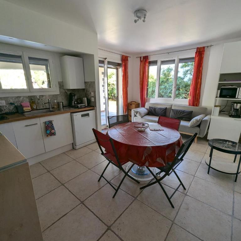 Calme mais proche toutes activités, F3 avec parking, jardin, piscine, wifi, clim dans propriété privée - Appartement 2 Chambres avec Piscine Privée - 2
