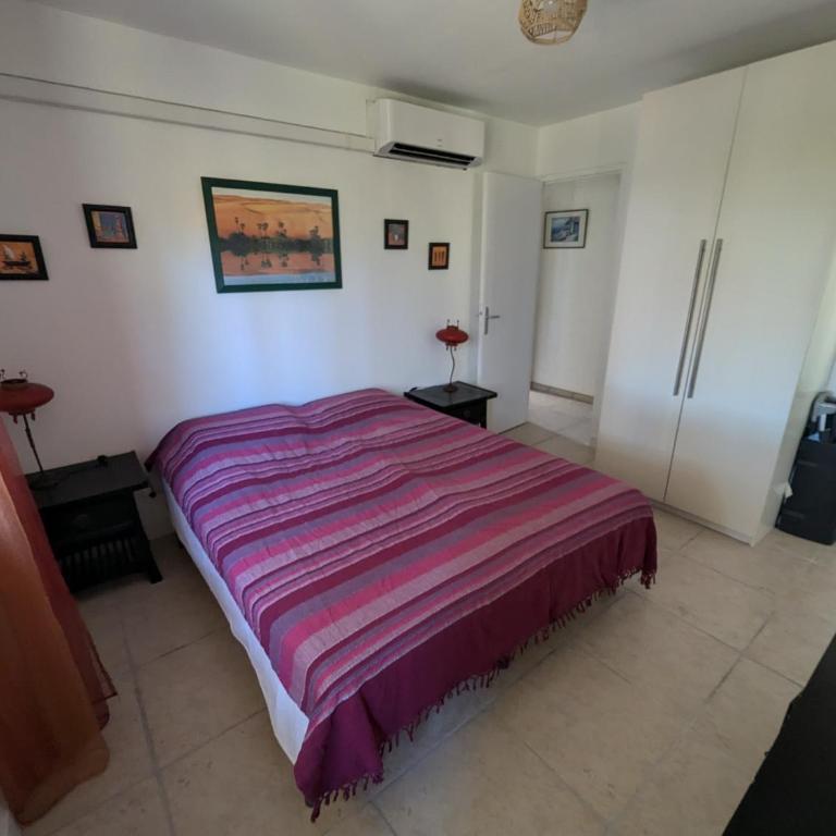 Calme mais proche toutes activités, F3 avec parking, jardin, piscine, wifi, clim dans propriété privée - Appartement 2 Chambres avec Piscine Privée - 10