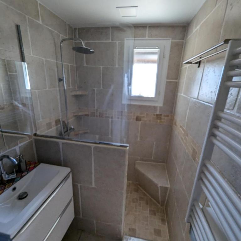 Calme mais proche toutes activités, F3 avec parking, jardin, piscine, wifi, clim dans propriété privée - Appartement 2 Chambres avec Piscine Privée - 11