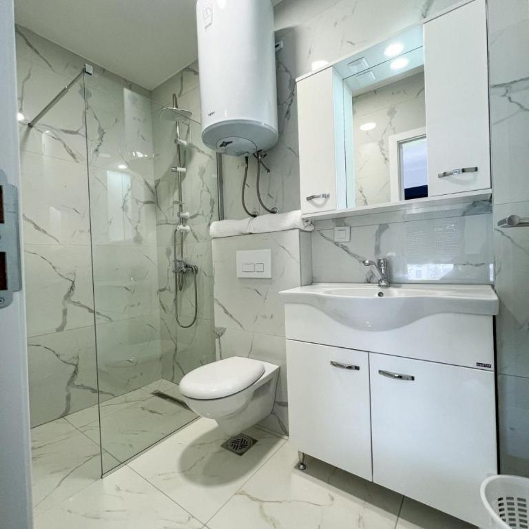 Suri Apartments - Two-Bedroom Apartment with City View - 5