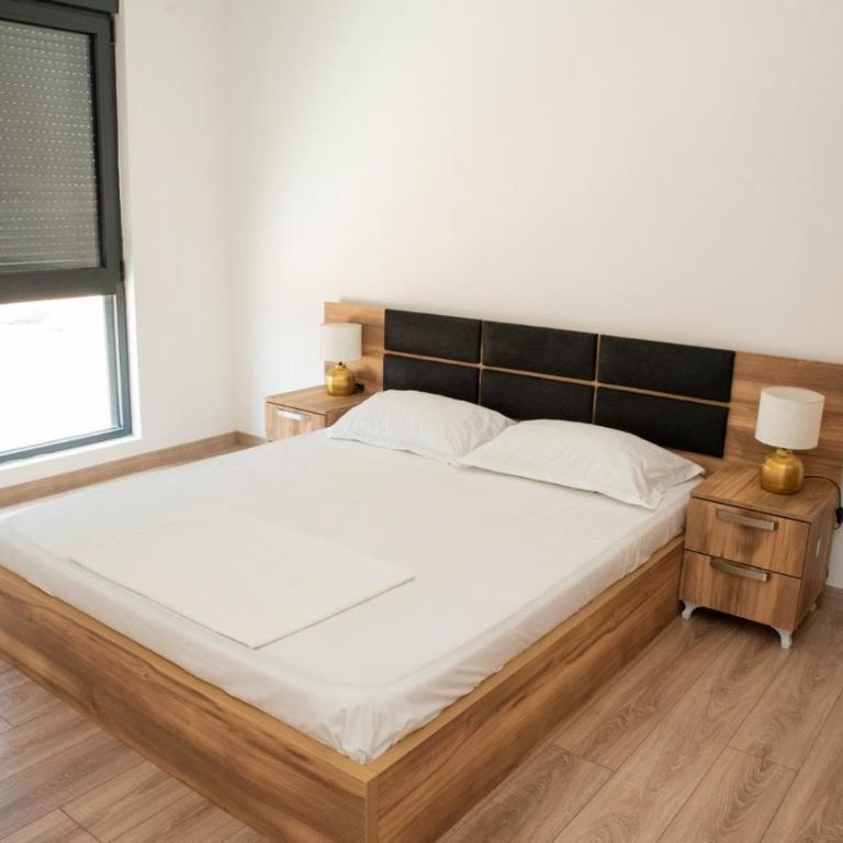 Suri Apartments - Two-Bedroom Apartment with Balcony - 3