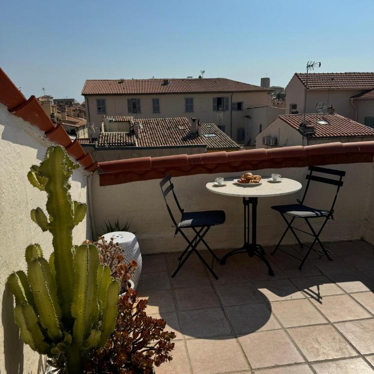 ARAZY - Superb duplex old Antibes very central, AC, terrace - Appartement 2 Chambres - 2