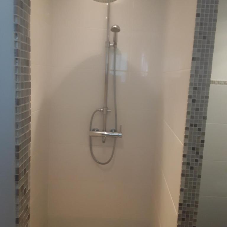Chambre d'hôte équipée avec terrasse verdoyante - Chambre Double - 2