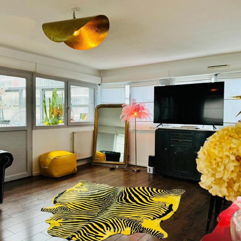 Loft atypique 130 m2 Clim patio couvert et terrasse pkg privé inclus gratuit tram à 5mn à pied un accès direct au centre-ville - triplex loft with terrace - 9