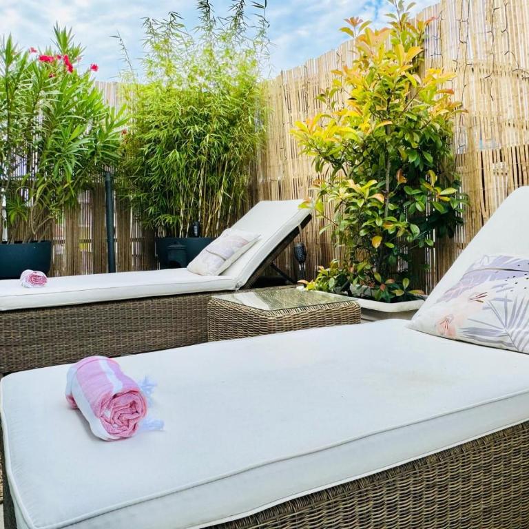 Loft atypique 130 m2 Clim patio couvert et terrasse pkg privé inclus gratuit tram à 5mn à pied un accès direct au centre-ville - triplex loft with terrace - 33